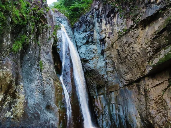 Dominik Cumhuriyeti 'nde Jarabocoa yakınlarında bir şelale.