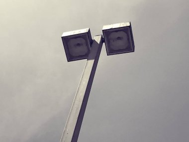 Lamba direği. Bir tren istasyonunun yanında dimdik ayakta..