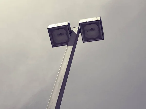 Lamba direği. Bir tren istasyonunun yanında dimdik ayakta..