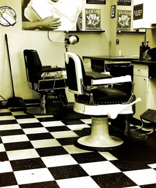 Bir berber dükkanında boş sandalye bir çift.