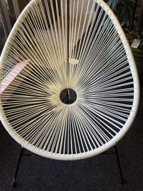 Alışılmadık şekilde tasarlanmış bir sandalye. Benzer -siz.