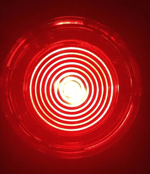 Uyarı ışığı. Geceleri insanları yolun kenarındaki sabit bir nesnenin varlığına karşı uyarmak için kullanılır..