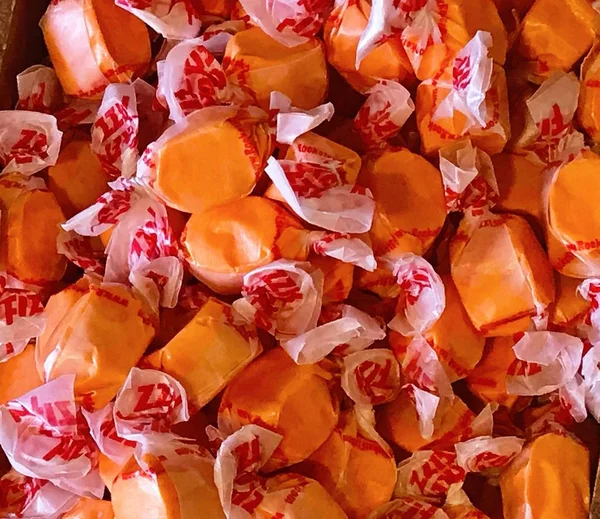 Yerel bir şekerdükkanında.