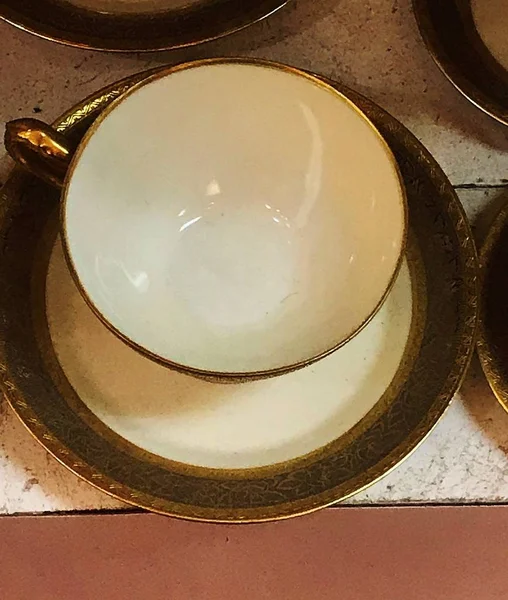 Bir antikacıda satılık çay fincanı..