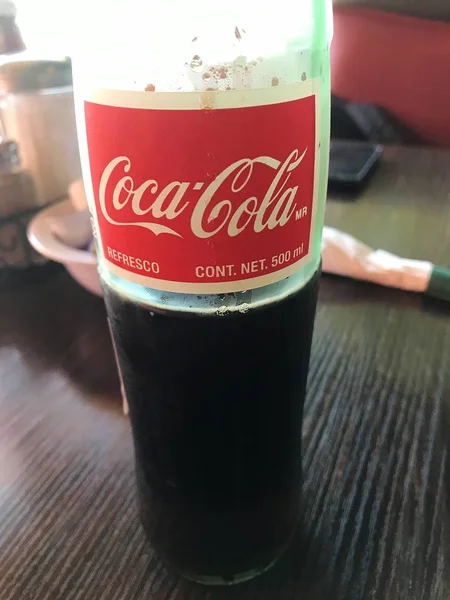 Garrafa Cola Coca Sentada Uma Mesa Restaurante — Fotografia de Stock