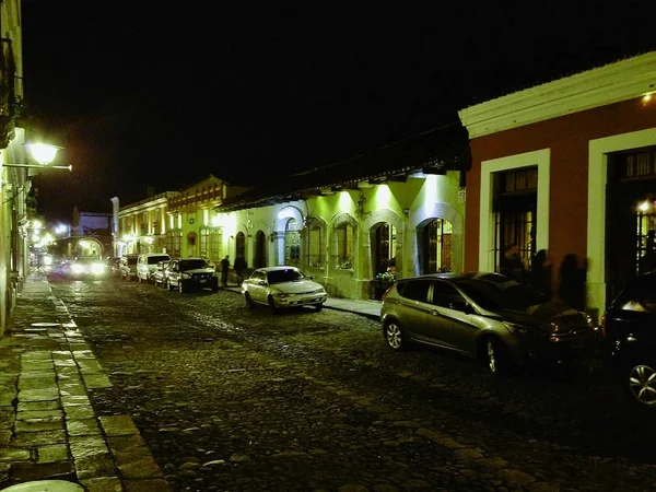 Antigua, Guatemala 'da gece sokakta.