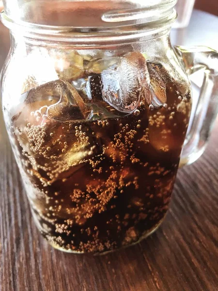 Bir restoranda cam kavanozda kola servis edilir..