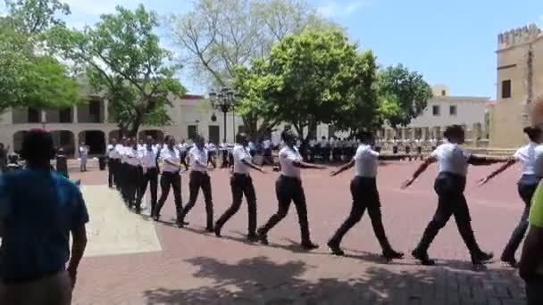 ドミニカ共和国サントドミンゴにある地元の刑務所警備員アカデミーの卒業式 市内の地元の公園で — ストック動画
