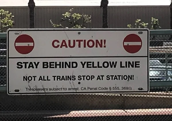 Tren istasyonunda yayalar için bir uyarı işareti.