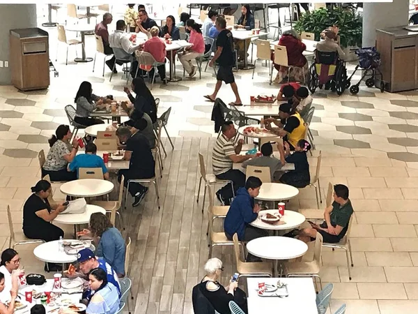 Alt kattaki bir alışveriş merkezinde..