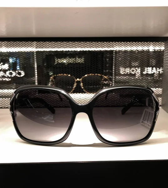 Güneş gözlükleri sergileniyor ve bir mağazada satılıyor..