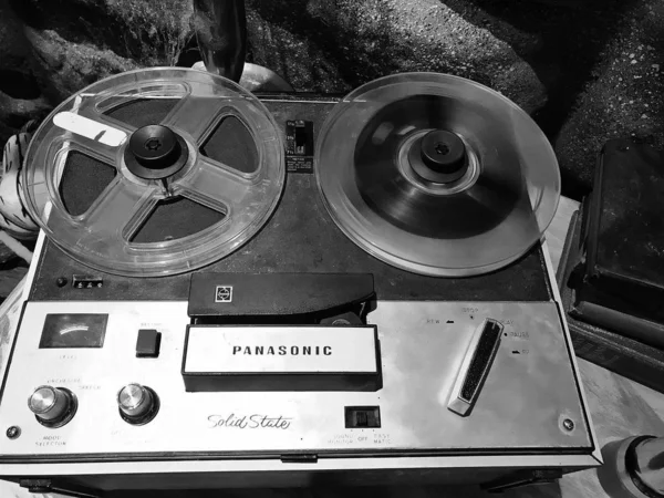 Müzede sergilenen kasetçalar için antika bir makara..