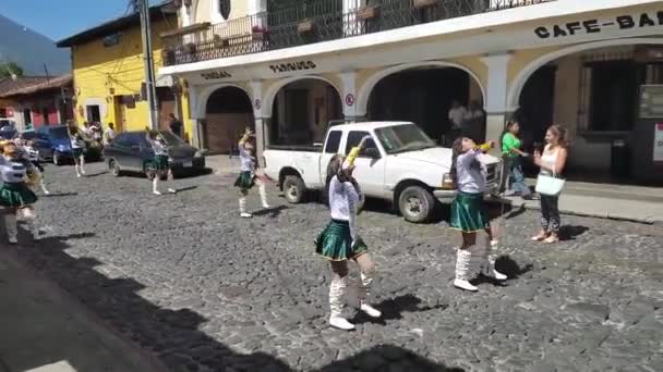 Grupp Majoretter Som Uppträder Gatan Antigua Guatemala — Stockvideo
