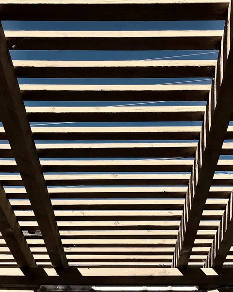 Pergola 'nın düşük açılı görünümü 