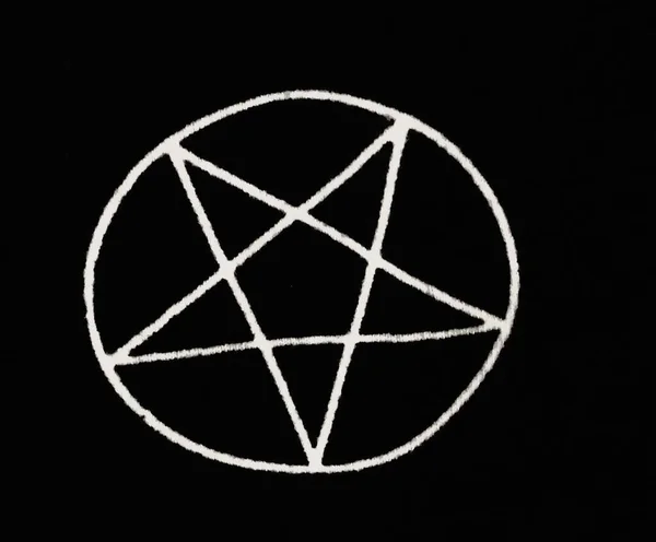 Siyah arkaplanda beyaz bir pentagram.