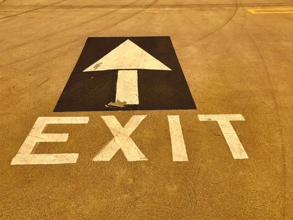 Otoparkta bir çıkış tabelası var..