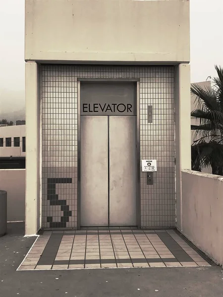 Otoparkta bir asansör.