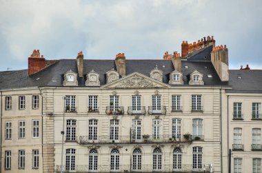Birçok pencere ve balkonile eski bir evin şehir manzarası. Backgrounnd deseni