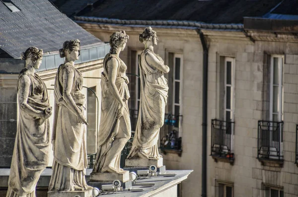 Cuatro Estatuas Femeninas Tejado Del Edificio Ópera Nantes Francia Día — Foto de Stock