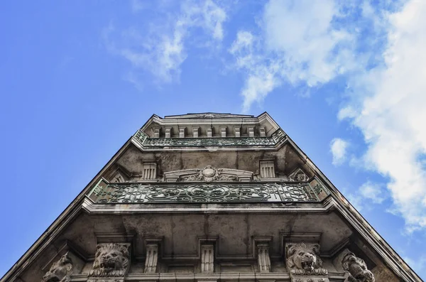 Vista Una Casa Desde Lado Negativo Geometría Balcones Cielo Azul — Foto de Stock