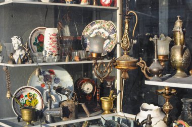 Antika dükkanı nın penceresi. Güneş ışığında Vintage nesneler