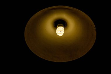 Siyah arkaplanda eski bir lamba