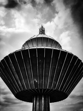 bulutların altında karanlık su kulesi