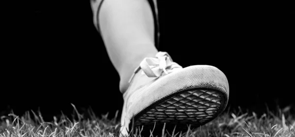 Solo Ragazze Bianco Scarpe Diserbo — Foto Stock