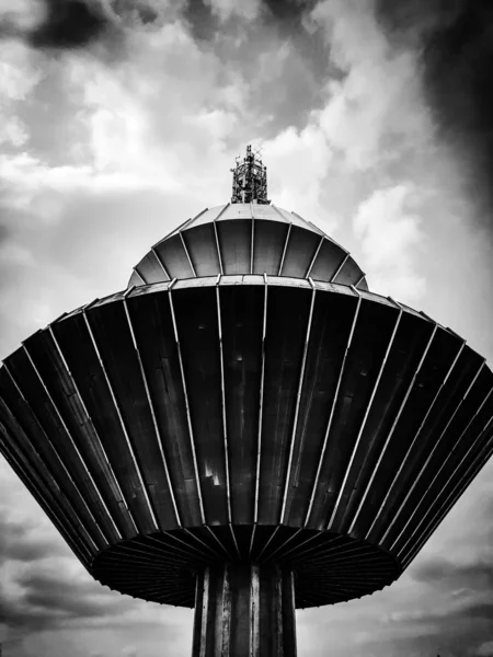 bulutların altında karanlık su kulesi