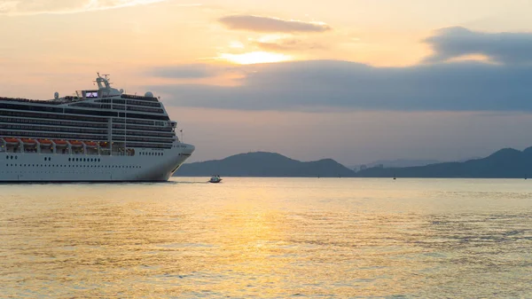 Cruise Liner Arka Planda Güzel Günbatımı Işık Tepelerde Yolculuk Başlangıç — Stok fotoğraf