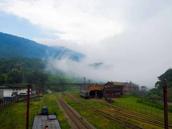 Sao Paulo, Brezilya sisli tropikal ormanda Sisli eski tren istasyonu