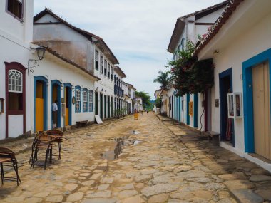 Parati, Brasil - 23 Aralık 2016: Parati, Brasil'de arnavut kaldırımlı zeminli sömürge tarzında tatlı ve renkli evler