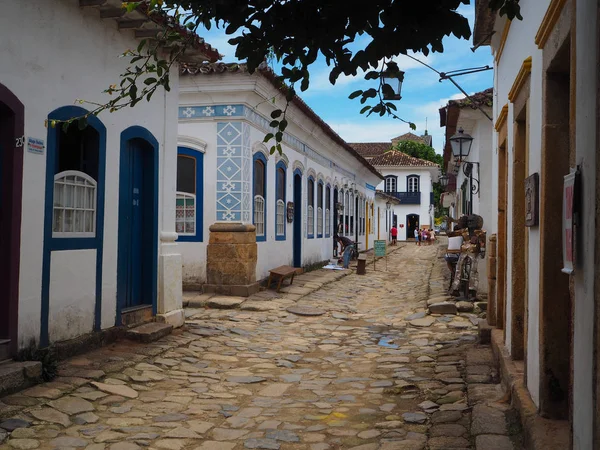 Parati, Brasil - 23 Aralık 2016: Parati, Brasil'de arnavut kaldırımlı zeminli sömürge tarzında tatlı ve renkli evler