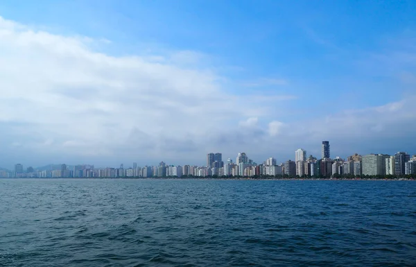Santos, Brezilya - Latin Amerika'da deniz kenarından büyük bir şehrin siluetinde panoramik manzara