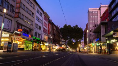 Karlsruhe, Almanya - 30.Ağustos 2019: mavi saatte ortasında demiryolu rayları ile akşam yaya bölgesi - Europaplatz