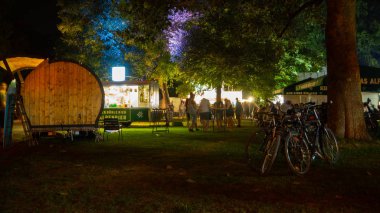 Karlsruhe, Almanya - 30 Ağustos 2019: Gece Saray Parkı'nda bira festivali -Bierboerse