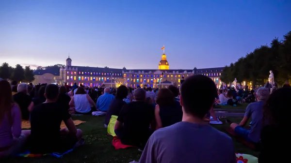 Karlsruhe, Almanya - 30 Ağustos 2019: Şehir parkında ışık festivali - ışıklı kaleyi izleyen ler - Schlosslichtspiele