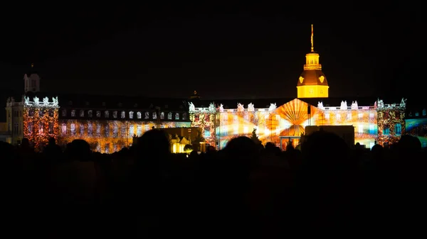 Karlsruhe, Almanya - 30 Ağustos 2019: Şehir parkında ışık festivali - ışıklı kaleyi izleyen ler - Schlosslichtspiele