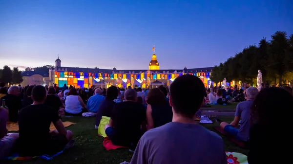 Karlsruhe, Almanya - 30 Ağustos 2019: Şehir parkında ışık festivali - ışıklı kaleyi izleyen ler - Schlosslichtspiele
