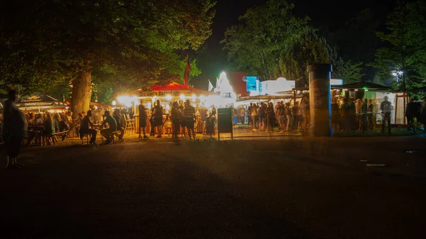 Karlsruhe, Almanya - 30 Ağustos 2019: Gece Palace Park'ta bira festivali - insanlar Cumartesi gecesi kutluyor