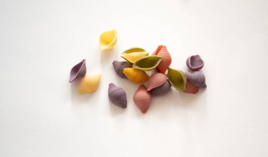 rasgele düzenlenmiş renkli makarna yakın