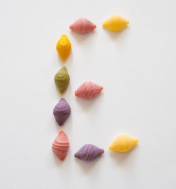 renkli makarna alfabesi - büyük harf E