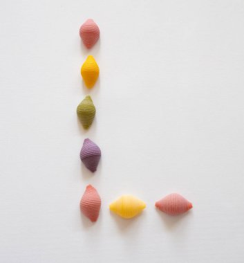 renkli makarna alfabesi - büyük harf L