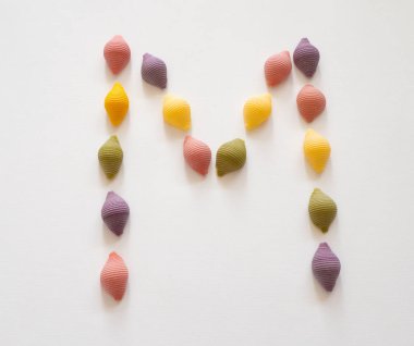 renkli makarna alfabesi - büyük harf M