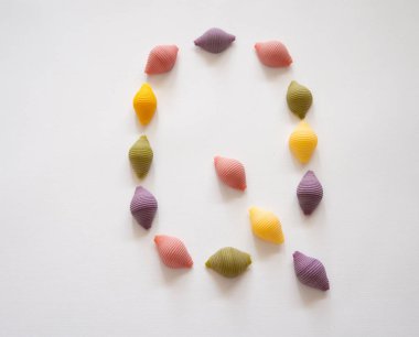 renkli makarna alfabesi - büyük harf Q