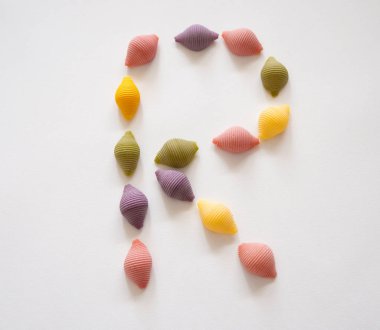 renkli makarna alfabesi - büyük harf R