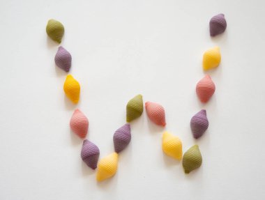 renkli makarna alfabesi - büyük harf W