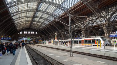 Leipzig, Almanya - 14.09.2019: Leipzig'deki ana istasyon, istasyondan çıkan seyahat eden kişiler
