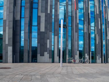 Leipzig, Almanya - 14.09.2019: Ağustos 'ta Leipzig' deki yeni üniversitenin pencerelerinde önlerinde bisikletler - Augusteum