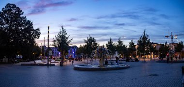 Leipzig, Almanya - 14.09.2019: Akşamları Leipzig 'de güzel aydınlatmalarla kaykay parkı